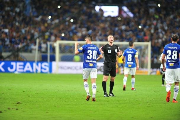 Cruzeiro conseguiu abrir vantagem de 1 a 0 no fim do primeiro tempo, com gol de cabea de Thiago Neves