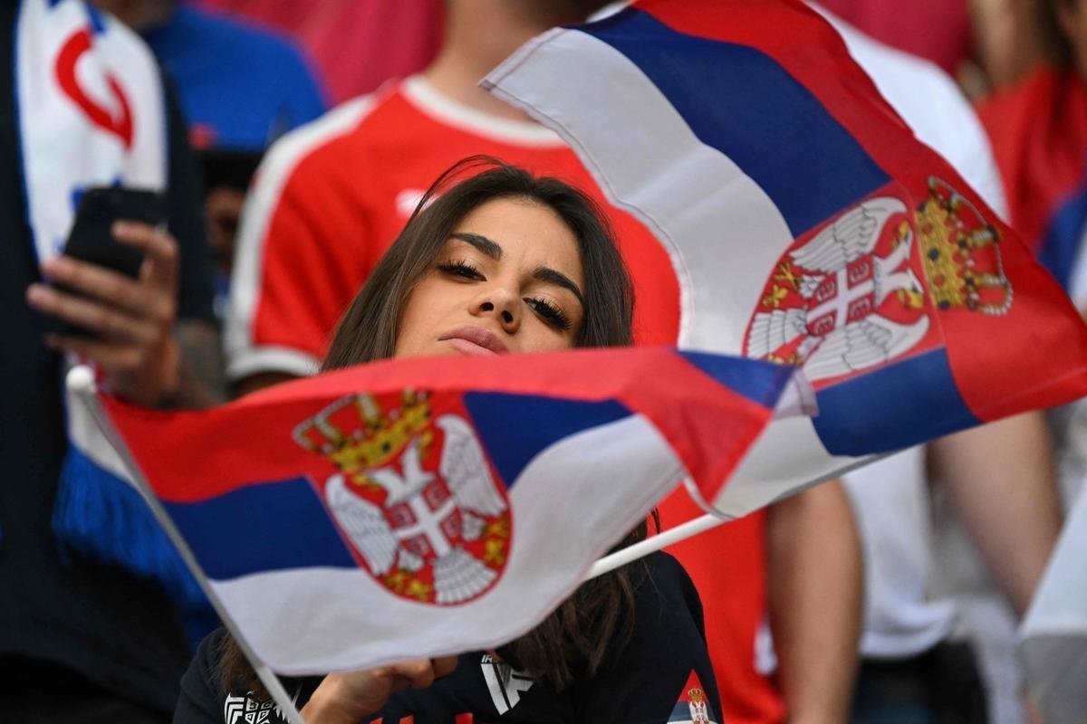 Torcedores de Camares e Srvia na partida pelo Grupo G da Copa do Mundo 