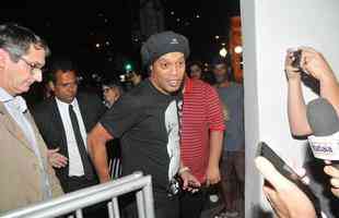 Ronaldinho chegou com duas horas de atraso  sede, onde recebeu homenagem do Atltico