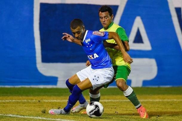 Com muitos atletas juniores, time celeste fez teste no Estádio Municipal de Ibirité