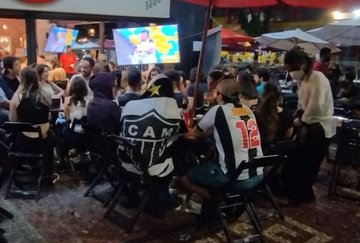 Atleticanos acompanharam Flamengo 2x1 Ceará nos bares de Belo Horizonte, na expectativa de comemorar o título antecipado do Campeonato Brasileiro. No entanto, o rival carioca venceu o time nordestino e adiou a festa atleticana.