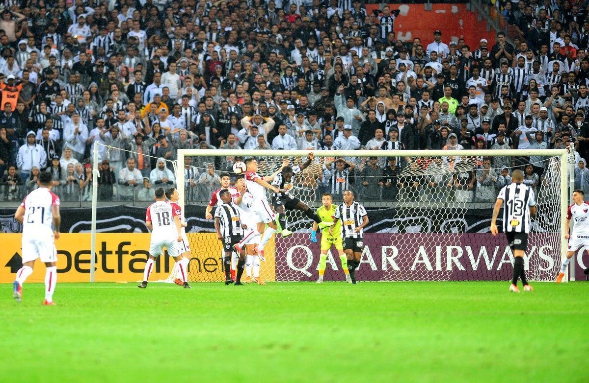 Lances do primeiro tempo da partida entre Atltico e Coln, no Mineiro, pela semifinal da Copa Sul-Americana
