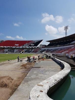 Estádio do Arruda vem passando por pintura na arquibancada, manutenção do gramado e construção de 'calçada de concreto' ao redor do campo