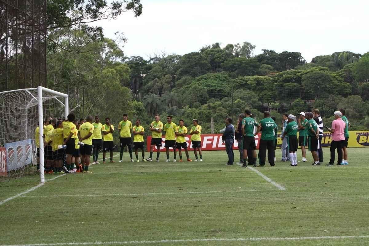 O elenco do Amrica se reapresentou para a temporada 2015 na tarde desta segunda-feira, no CT Lanna Drumond. Depois de reunio com integrantes do conselho de administrao, os jogadores foram para um campo secundrio, onde realizaram o primeiro trabalho com bola. O gramado principal passa por reformas.