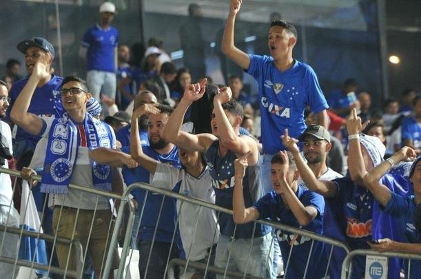 Torcedores do Cruzeiro lotam as arquibancadas do Mineiro para acompanhar a partida vlida pelas quartas de final da Copa do Brasil