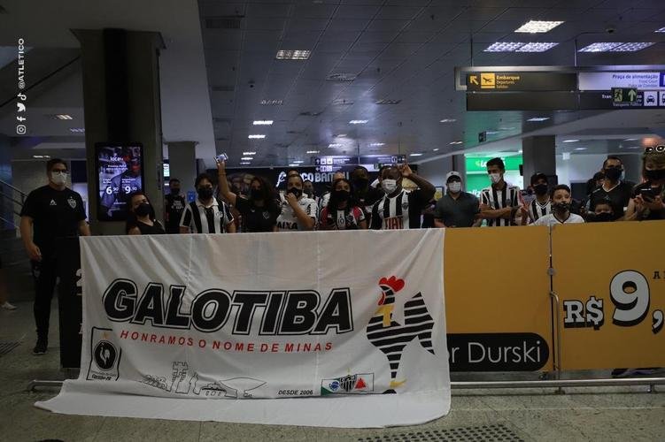 Jogadores foram recepcionados pelos atleticanos no Aeroporto Internacional Afonso Pena