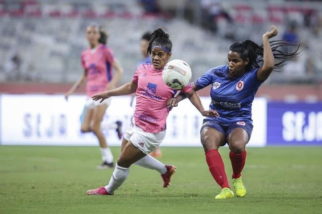 Em preliminar de Cruzeiro x Ituano pela Srie B, o time feminino da Raposa, conhecido como Cabulosas, goleou o Araguari por 8 a 0 pela terceira rodada do Campeonato Mineiro Feminino. Equipe cruzeirense estreou o uniforme rosa, confeccionado pela Adidas em homenagem  campanha Outubro Rosa, de conscientizao contra o cncer de mama