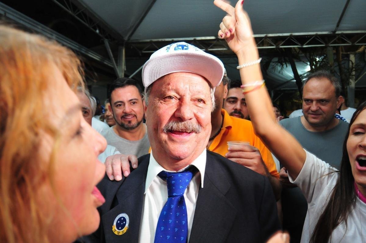 Wagner Pires de S venceu eleio com 235 votos e  o novo presidente do Cruzeiro. Ele comendar o clube no trinio 2018, 2019 e 2020. Srgio Santos Rodrigues, apoiado por Zez Perrella, ficou com 200 votos no pleito.