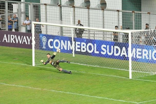 Depois de vitria do Atltico por 1 a 0 no tempo normal, Victor pegou trs pnaltis do Unin La Calera e levou o time alvinegro s oitavas de final da Sul-Americana