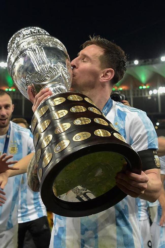 Argentina conquistou 15 ttiulo da Copa Amrica ao vencer o Brasil por 1 a 0, neste sbado, no Maracan. nico gol foi marcado por Di Mara, eleito o destaque da deciso. J o astro Lionel Messi ganhou o prmio de craque da competio.