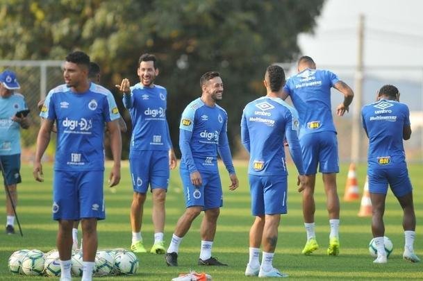 Fotos do primeiro treino de Abel Braga na Toca da Raposa II. Tcnico foi apresentado pelo Cruzeiro neste sbado e dirigir a equipe na segunda, s 20h, diante do Gois, no Serra Dourada, pela 22 rodada do Campeonato Brasileiro