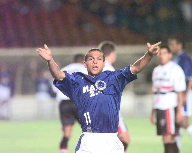 Geovanni: Barcelona-ESP comprou o jovem de 21 anos em junho de 2001 por US$ 18 milhes (cerca de R$ 43 milhes). Fortuna equivalia a 239 mil salrios-mnimos da poca, de R$ 180. 