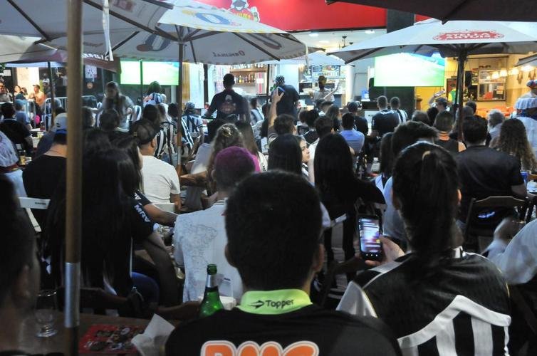 Nesta quinta-feira (2), torcedores do Atlético lotaram os bares de BH para acompanhar Bahia x Galo, jogo adiado da 32ª rodada do Campeonato Brasileiro. Na imagem, bares na região da Savassi.