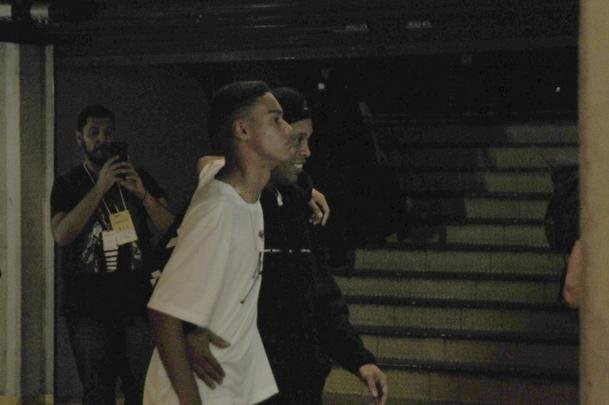 Ronaldinho esteve acompanhado do filho Joo Mendes no lanamento da exposio