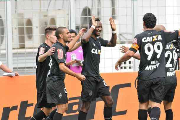 Galo saiu na frente, com Hyuri, mas levou virada do Tricolor. Maicon e Gilberto fizeram para o So Paulo