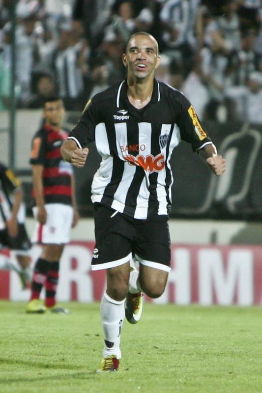 Atlético 4 x 1 Flamengo - Campeonato Brasileiro de 2010 - Mais uma vez, o Atlético estava em situação delicada no campeonato até enfrentar o Flamengo. Na Arena do Jacaré, o Galo goleou por 4 a 1 e deixou a zona de rebaixamento. Obina, Renan Oliveira (duas vezes) e Diego Tardelli fizeram os gols do Galo. Marquinhos diminuiu.