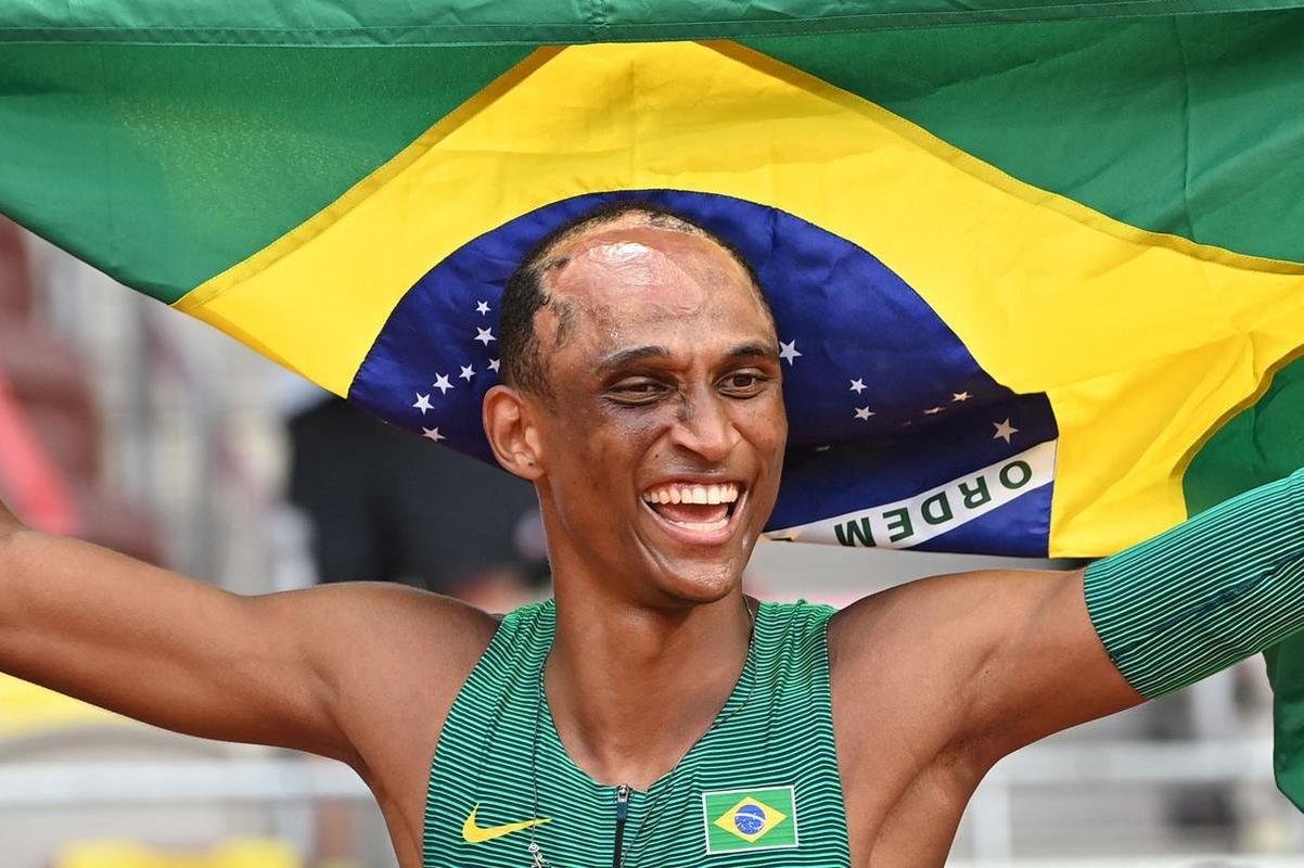Alisson dos Santos conquistou bronze nos 400m com barreira em Tquio; veja a festa do Piu, o Malvado