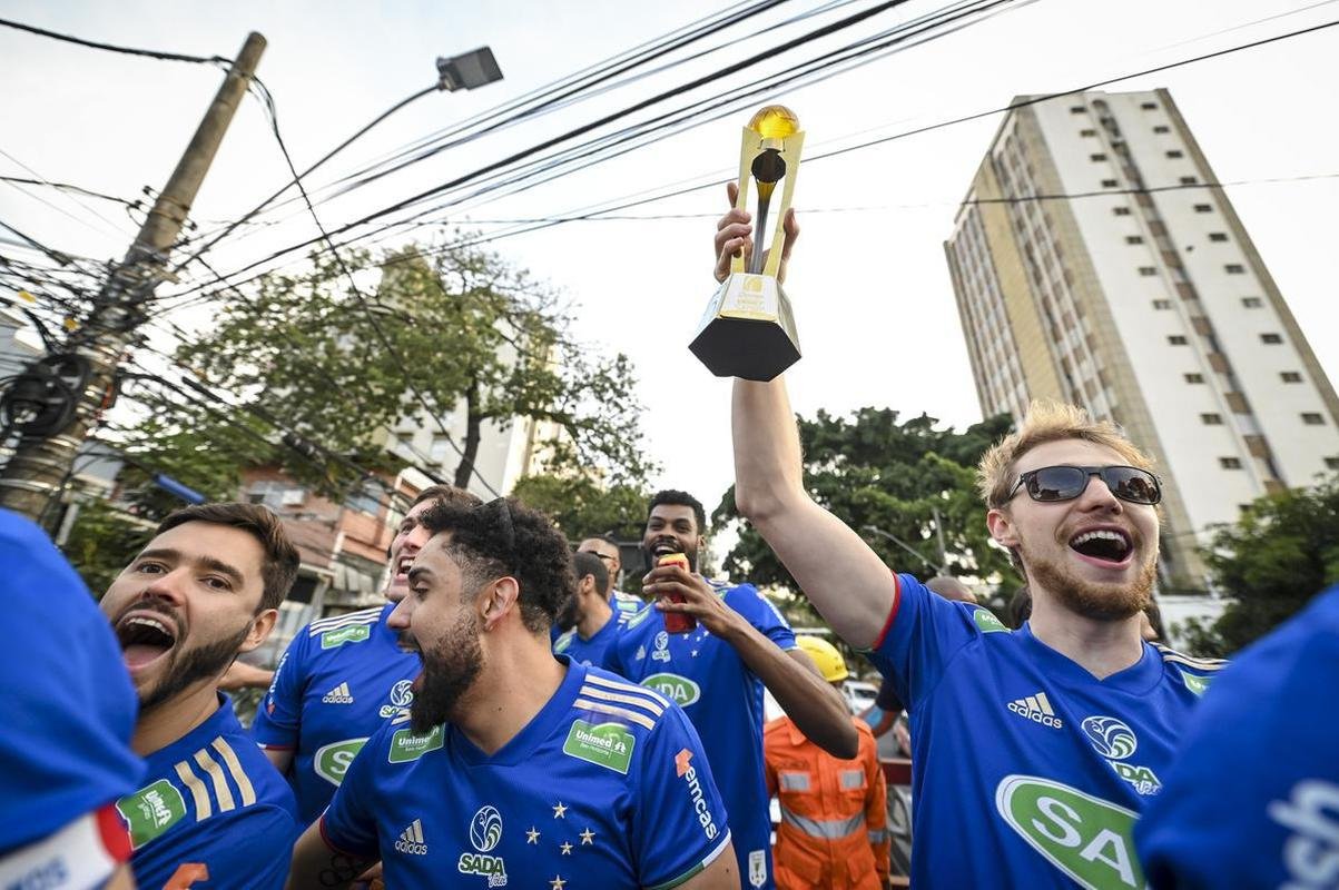 Time de vlei do Cruzeiro festeja conquista da Superliga nas ruas e no estdio
