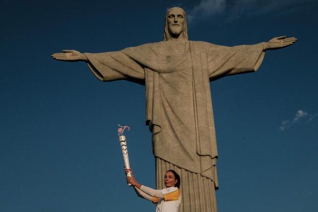 Isabel foi uma das ex-atletas a carregar a tocha olmpica no Rio de Janeiro, antes dos Jogos de 2016