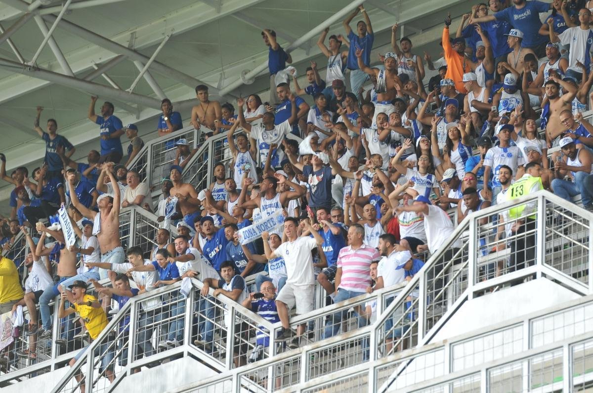 Imagens da torcida do Cruzeiro no clssico contra o Atltico, no Independncia