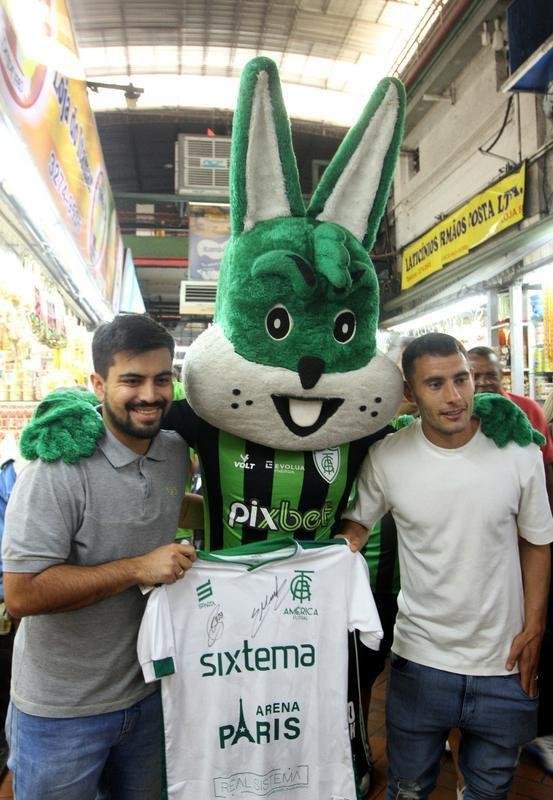 O meia argentino Emmanuel Martinez foi apresentado pelo Am�rica nesta ter�a-feira (16/8), em evento realizado no Mercado Central, em Belo Horizonte.