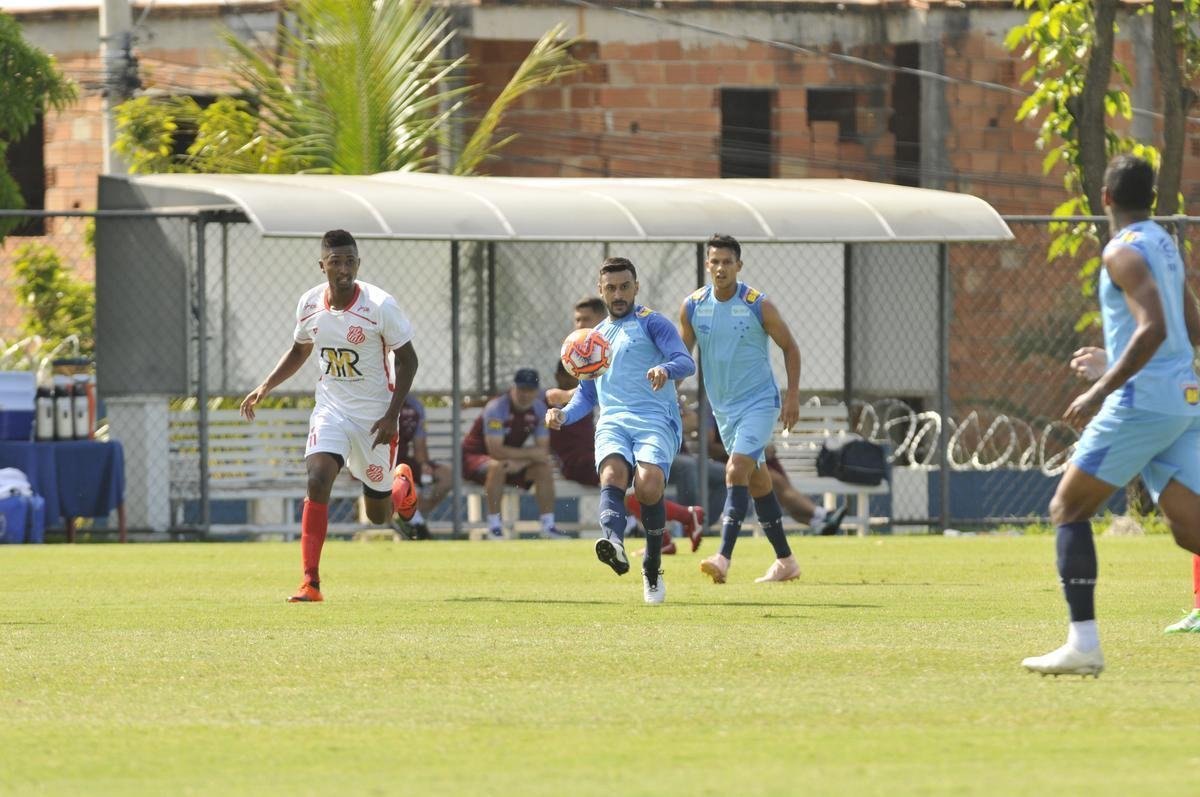 Com gols de Rafinha, David, Renato Kayzer e Murilo, Cruzeiro venceu Democrata-SL por 4 a 1 em jogo-treino nesta tera-feira, na Toca da Raposa 2 (fotos: Juarez Rodrigues/EM D.A Press)