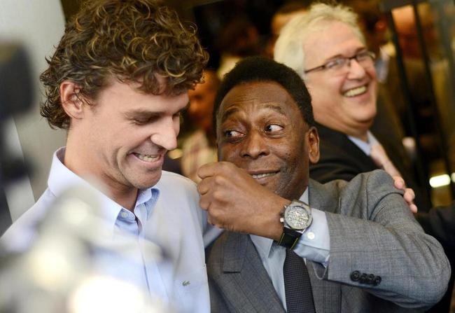 5/2/2014 - Pel ao lado do ex-tenista Gustavo Kuerten, o Guga, no Rio de Janeiro