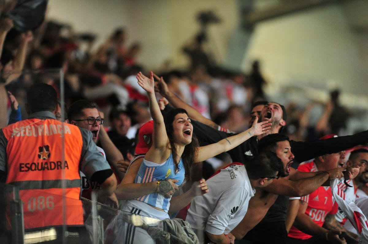 Torcida do Cruzeiro foi da esperana  decepo no Mineiro diante do River Plate