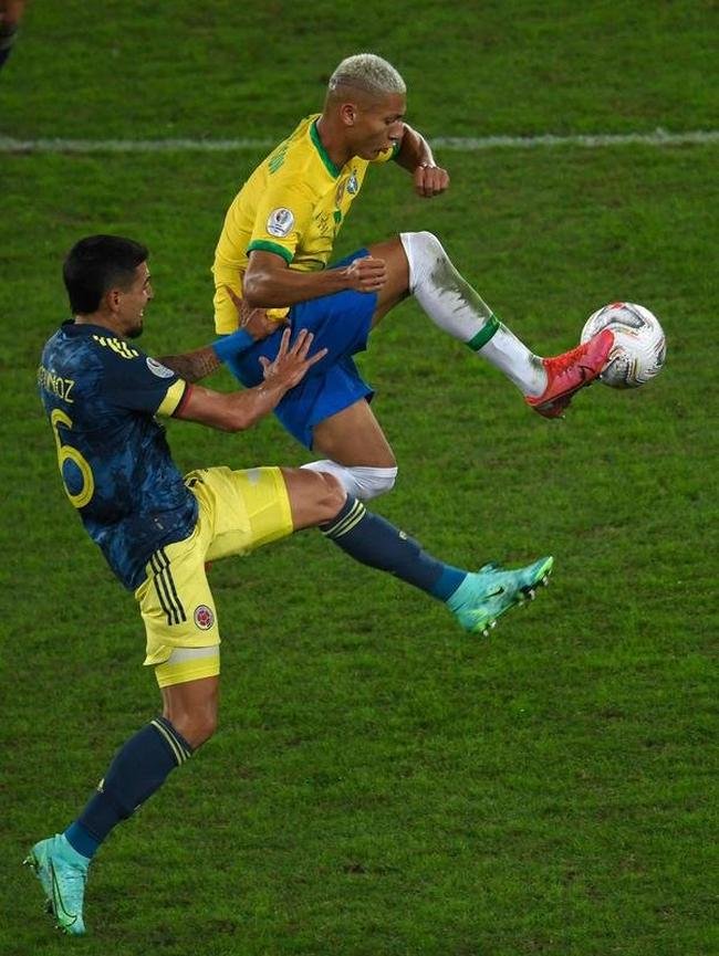 Brasil e Colmbia se enfrentaram no Estdio Nilton Santos, pelo Grupo B da Copa Amrica 