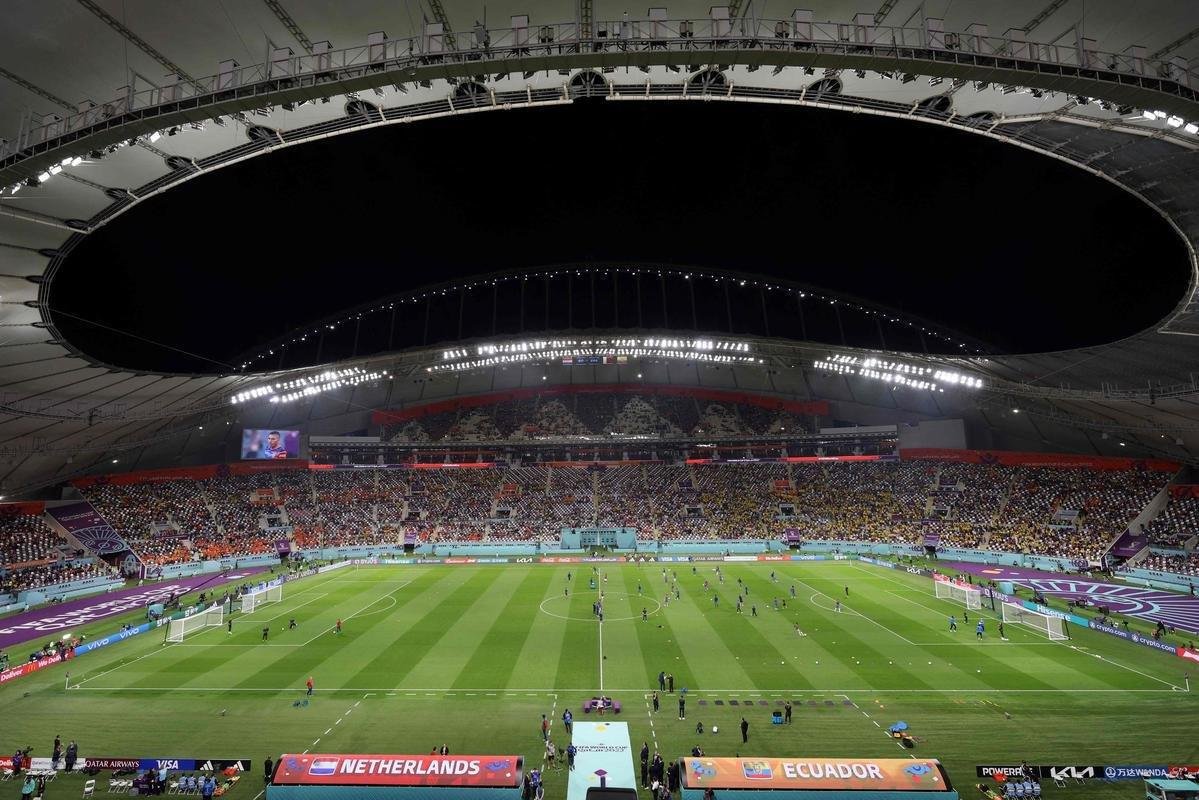 Torcedores de Holanda e Equador no jogo pelo Grupo A da Copa do Mundo.