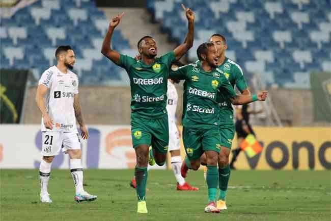 Jonathan Cafu abriu o placar para o Cuiab contra o Santos