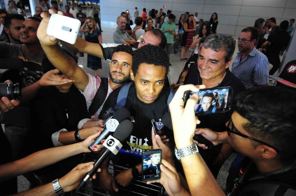 Novo reforo do Atltico, Elias chega a Belo Horizonte. Volante assinou contrato por trs anos