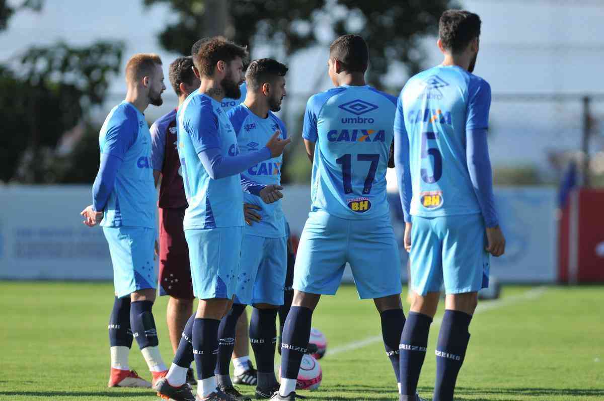 Jogadores do Cruzeiro durante treino desta sexta-feira na Toca da Raposa II
