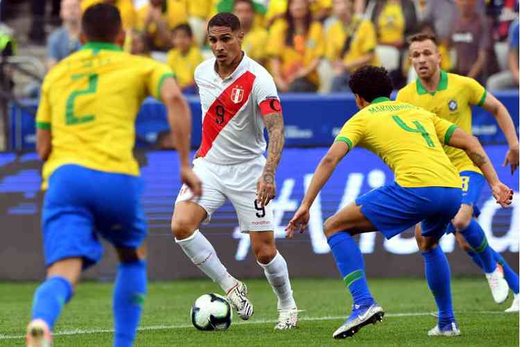 Brasil enfrenta o Peru em jogo que pode definir futuro do técnico