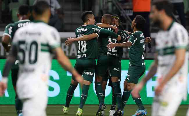 Mayke comemora gol do Palmeiras: vitria elstica e vantagem maior na liderana