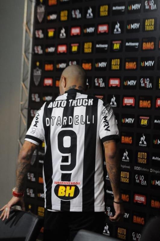 Diego Tardelli foi apresentado pelo diretor de futebol do Atltico, Rui Costa, neste domingo, antes do jogo contra a Caldense