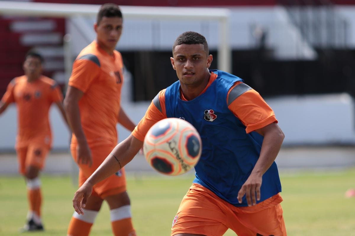Jogadores do Santa Cruz treinaram no estádio do Arruda, já apresentando trabalhos com bola no gramado, sob a supervisão do técnico Itamar Schülle. Todos os atletas e os membros da comissão técnica seguem submetidos às medidas de afastamento social.