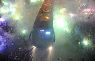 Show de luzes da torcida do Cruzeiro na chegada do time ao Mineiro para a final da Copa do Brasil