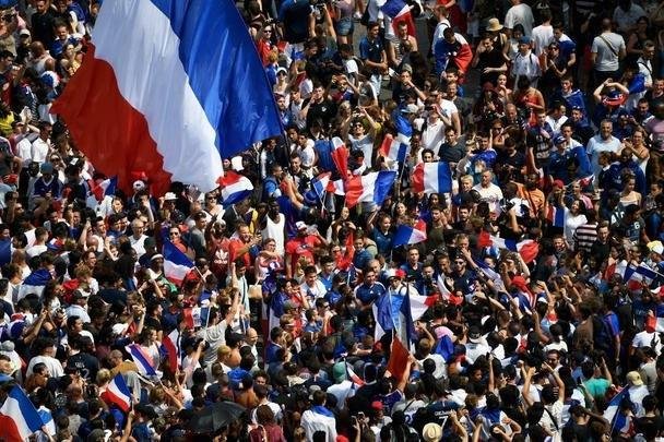 Campees do mundo desfilaram nas ruas de Paris nesta segunda, exibindo a taa da Copa para milhares de torcedores