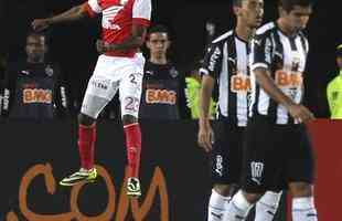 Em 2014, o adversrio tambm foi o Santa Fe. Na fase de grupos da Copa Libertadores, o Galo visitou o time colombiano e ficou no empate por 1 a 1. Guilherme abriu o placar para o Atltico na etapa inicial. Cuero empatou no segundo tempo. 