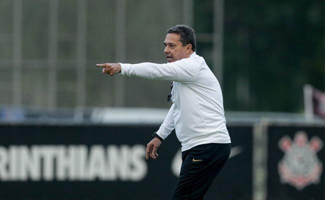 Vanderlei Luxemburgo em ação durante treino do Corinthians no CT Joaquim Grava