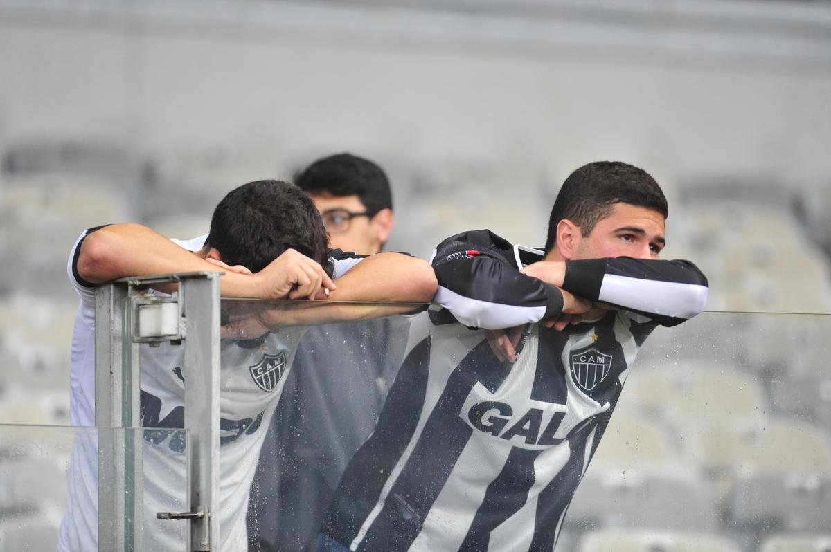 Fotos de tristeza e decepo dos torcedores atleticanos com a eliminao da Copa Sul-Americana para o Coln, no Mineiro. Galo perdeu nos pnaltis por 4 a 3