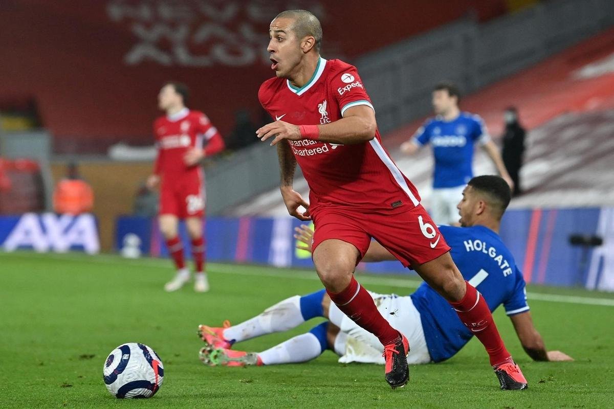 O hispano-brasileiro Thiago Alcntara tambm integra o grupo do Liverpool