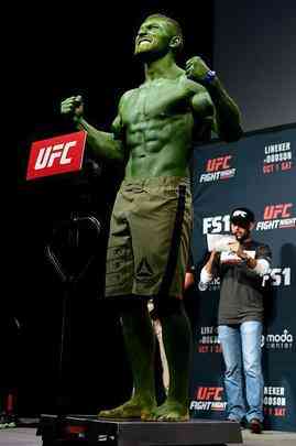 Pesagem do UFC em Portland - Ion Cutelaba rouba a cena ao entrar fantasiado de Hulk