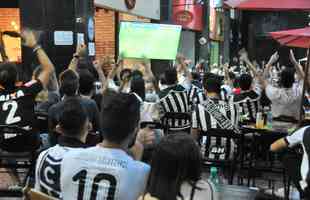 Nesta quinta-feira (2), torcedores do Atltico lotaram os bares de BH para acompanhar Bahia x Galo, jogo adiado da 32 rodada do Campeonato Brasileiro. Na imagem, bares na regio da Savassi.