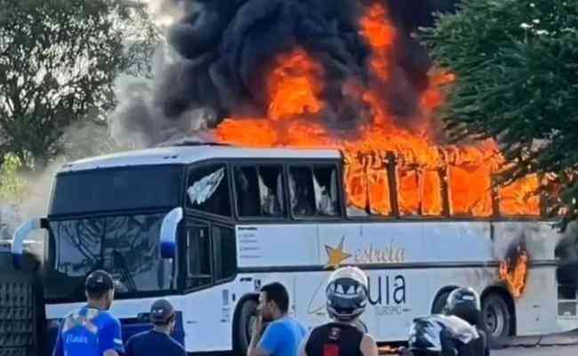 nibus da Mfia Azul foi incendiado no Recife