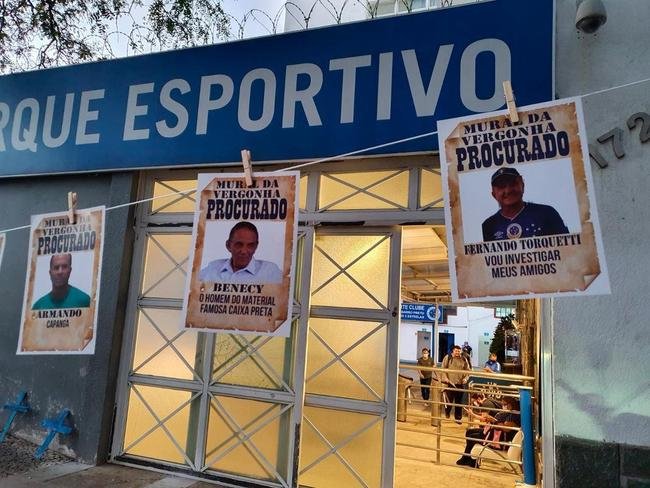 Torcedores do Cruzeiro realizaram protesto com hamsters e 'varal de procurados' no Barro Preto