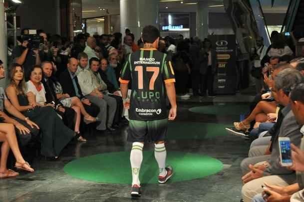 Amrica apresentou coleo de uniformes 2016, desenhados pelo estilista Ronaldo Fraga e produzidos pela Lupo