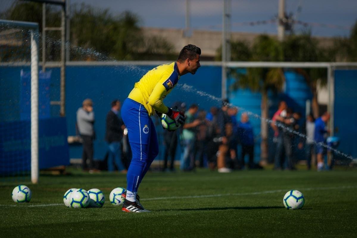 Cruzeiro treinou nesta tera-feira no CT do Grmio, em Porto Alegre, e concluiu a preparao para o duelo com o Internacional, no Beira-Rio, pela semifinal da Copa do Brasil. Time precisa de vitria por dois gols de diferena para ir  final. Se vencer por um gol de vantagem, a deciso ser nos pnaltis. Rogrio Ceni deve escalar o time com Fbio; Edilson, Ded (Fabrcio Bruno), Leo e Dod; Henrique e Robinho; Marquinhos Gabriel, Thiago Neves e David; Pedro Rocha.