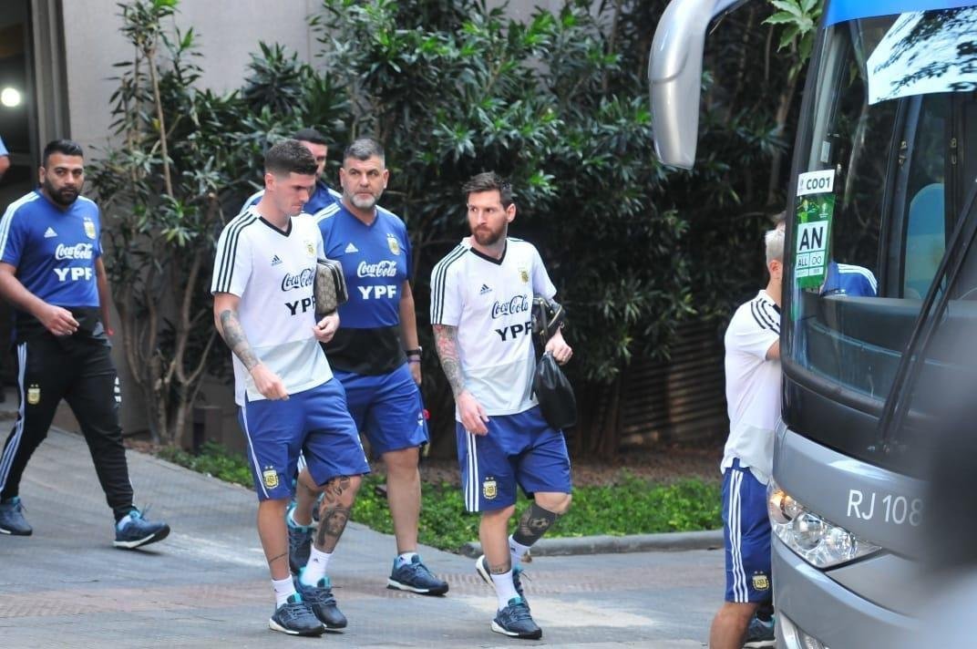 Jogadores da Argentina embarcam rumo ao treino no Independência